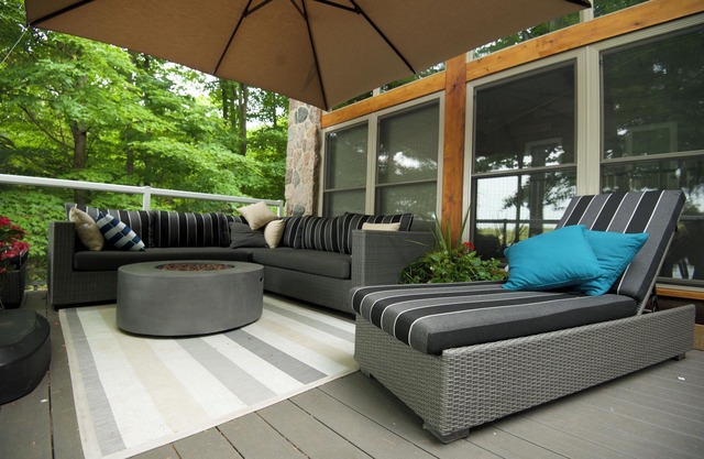 Conveniently located 4 Season Cottage with Hot Tub and amazing sunsets!