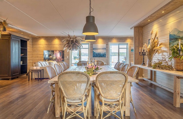 Cool 2-bedroom apartment in Marstrand with patio just by the quay and seaview