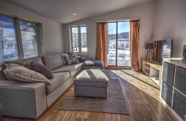 Cool and cosy shack with private lake