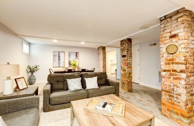 Cool Guest House. Close to Uptown. Walk Everywhere