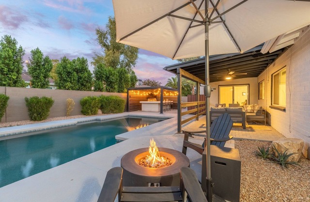 Cool off in the pool! Minutes to golf and Kierland. Sleeps 12
