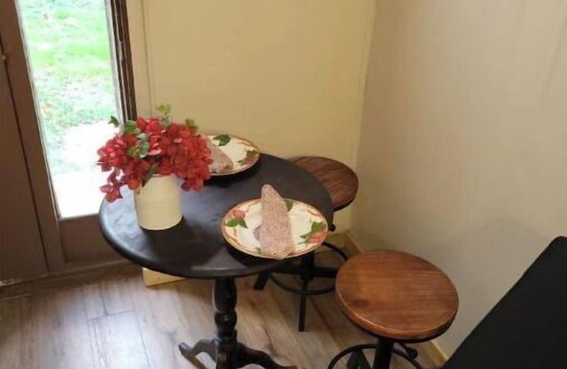 Cool Smokehouse on historic Manor House grounds!