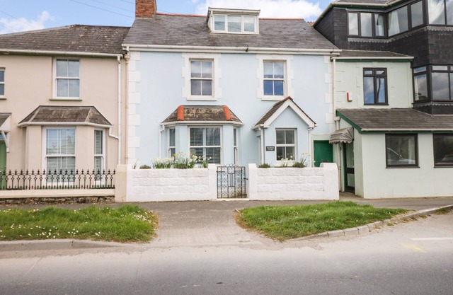 COOL STONE COTTAGE, pet friendly, country holiday cottage in Instow