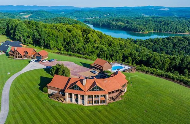 Copper Top Estates 2 homes, private pool, minutes from everywhere