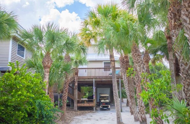 “Coral Cottage” A Cottage Secluded in Palms with a Jacuzzi 2 minute walk 2 Beach