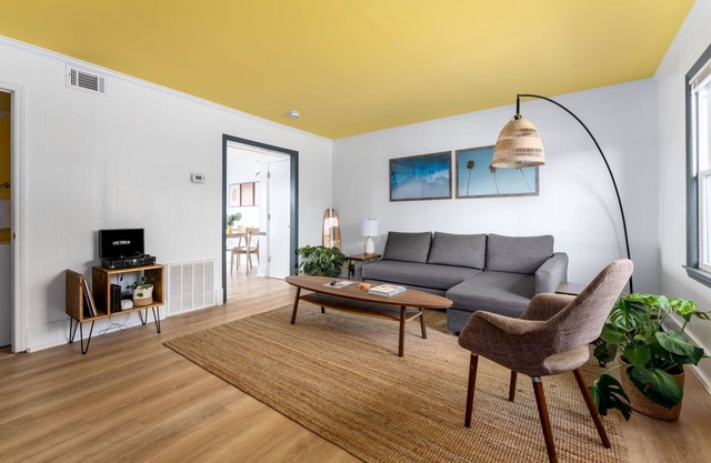 Coral House - Waterfront Beach Getaway, Stunning Sunsets, 9 min walk to beach!