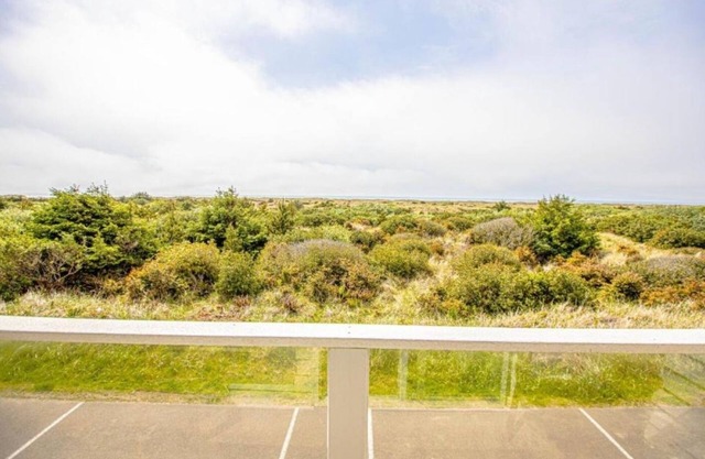 Coratel Inn and Suites By Jasper Ocean Shores - 1 Queen Bed Non Smoking