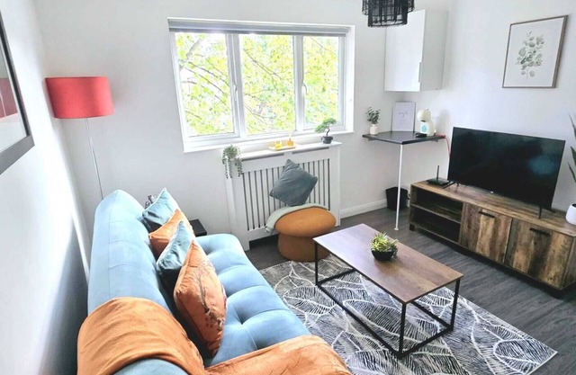 Corby City Centre -2 Bedrooms with sofa bed ideal for contractors & families