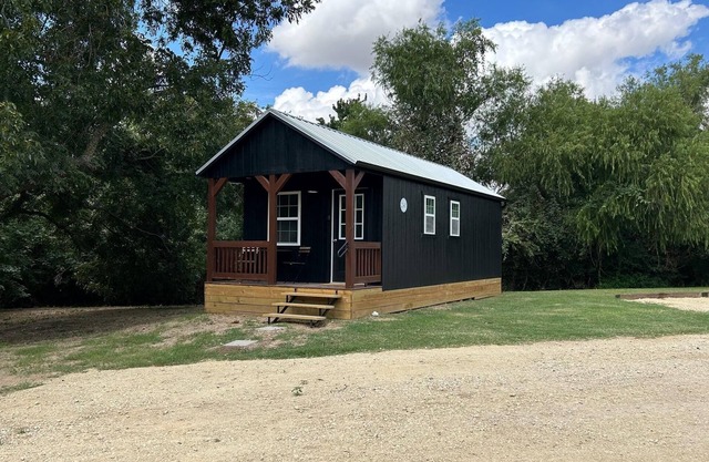 Cordelia - Fully Furnished 4 Person Cottage for short or mid-term stays