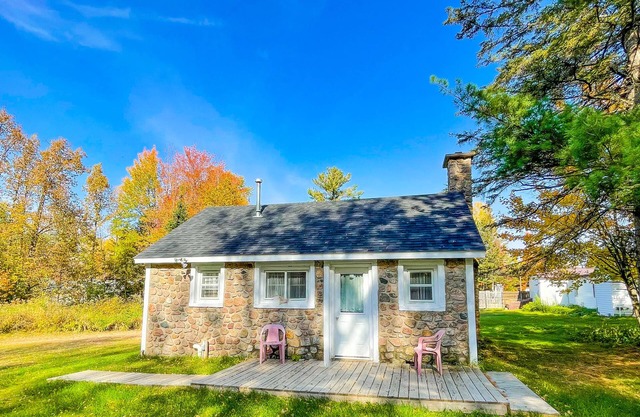 Corner Connection Cabin, near Soo Lake Convienent to abundant Recreation and next to the tavern!