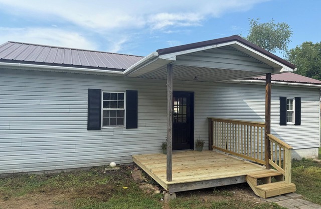 Corner Cottage 2 bedroom pets welcome and close to downtown