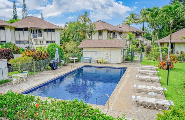 Corner studio with fast WiFi, expansive mountain views, pool, & grills