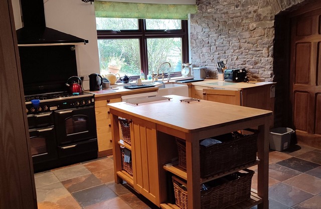 Cornwall Farmhouse, Pencelli. Large 5 bedroom house up on a Beacon sleeping 10.