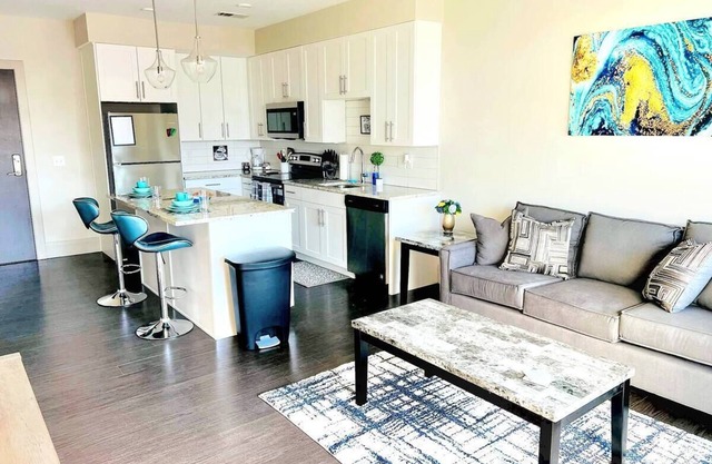 Corporate Suite- King Bed- Parking & Patio (321)