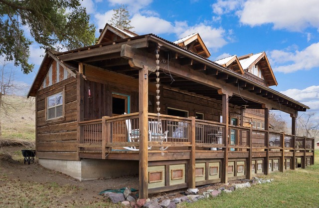 Costitch Lake Homestead – Extraordinary Views!