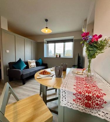 Cosy 1-Bed Apt in Newmarket with Parking