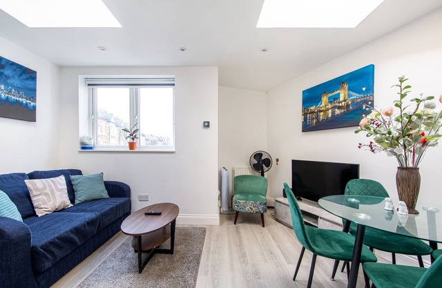 Cosy 1 bed flat Zone 2 Metro station close to central London with free Parking.