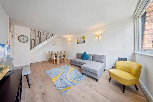 Cosy 2 Bed Chigwell Flat with Free Parking