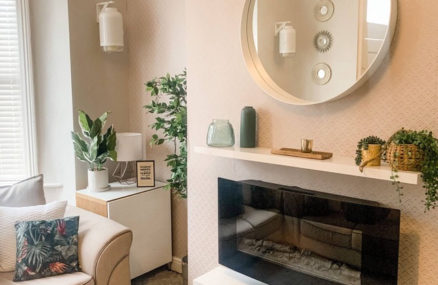 Cosy 2 bed home with outdoor space - close to transport links!