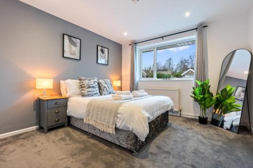 Cosy 2-Bedroom Central Home with Private Hot Tub