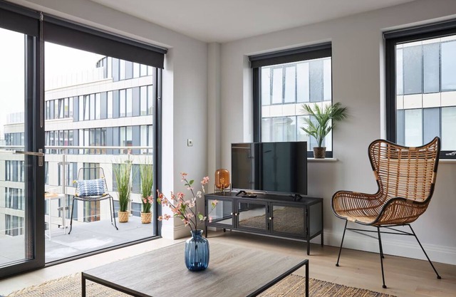 Cosy 2BR Apartment Near Harrow-on-the-Hill Station w/Kitchen & Balcony