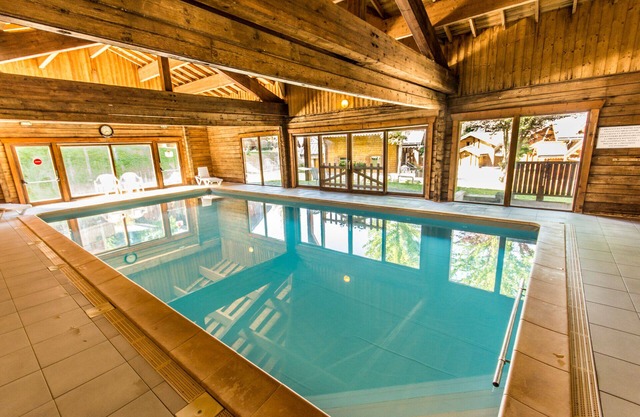 Cosy 3 bedroom chalet with log fire, swimming pool, sauna, gym, Wi-Fi