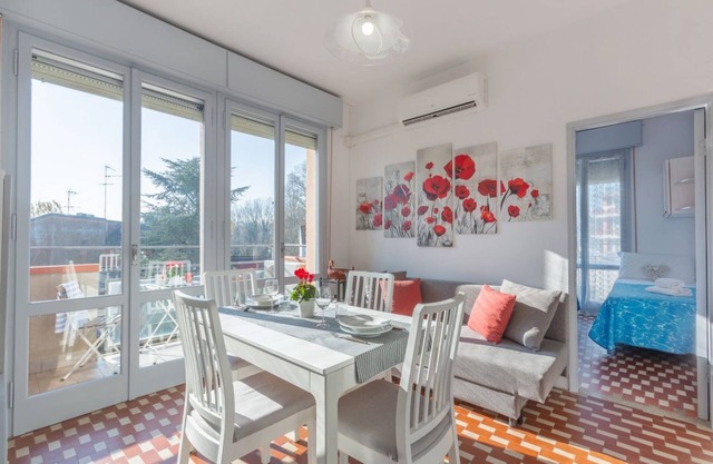 Cosy 40 sqms apartment, perfect for 3 people, located on the second floor (NO lift) of a building with shared garden and private parking. The property is located a few steps from the beach (300 metres), in an area full of services, including bars, restau