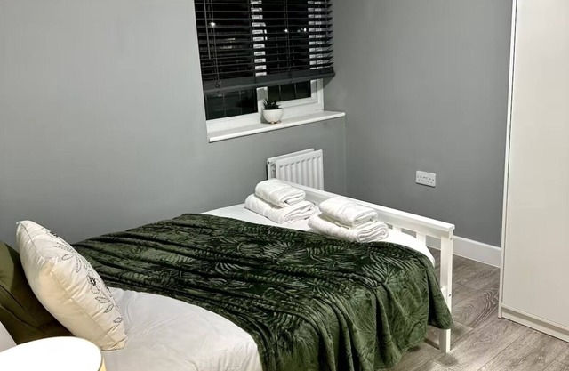 Cosy 5 EnSuite House Near Heathrow Airport