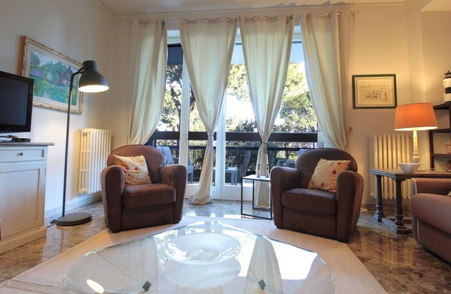 Cosy apartment with WIFI, A/C, hot tub, sauna, TV, terrace and parking, close to Sirmione