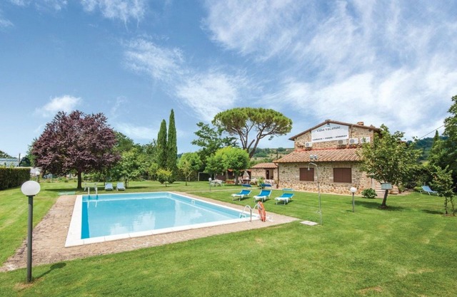Cosy apartment in villa for 4 guests with pool, A/C and TV, close to Siena