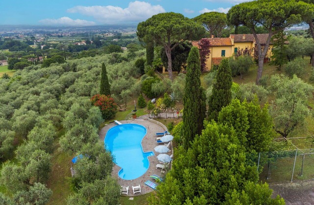 Cosy apartment in villa for 6 guests with WIFI, private pool, TV, patio and pets allowed