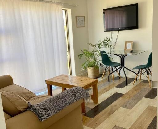Cosy Apartment , 5 minutes drive to Strand Beach.