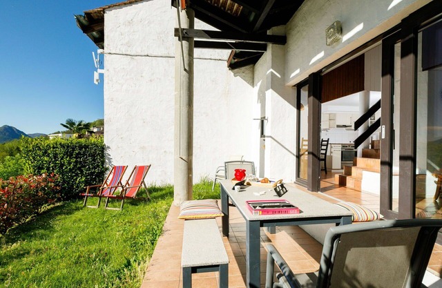 Cosy apartment for 4 guests with WIFI, pool, TV, patio, pets allowed and panoramic view