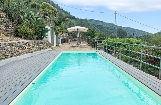 Cosy apartment for 5 people with WIFI, pool, TV, patio, pets allowed and parking