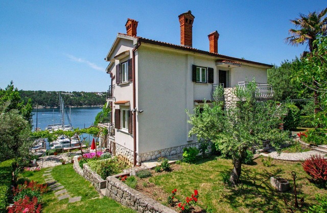 Cosy apartment for 5 people with WIFI, A/C, TV, terrace, pets allowed and parking