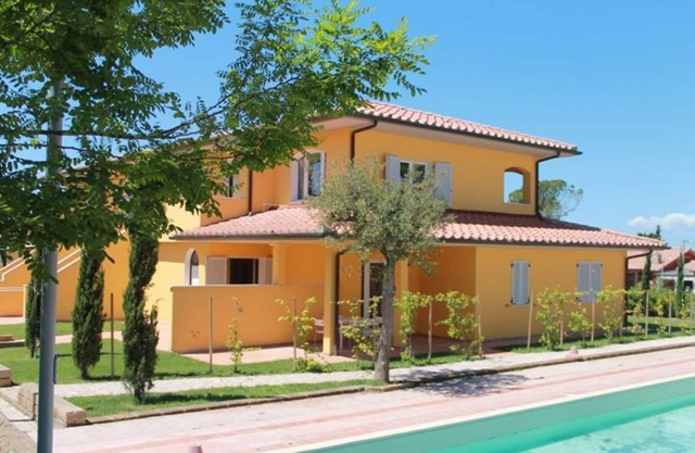 Cosy apartment for 6 people with WIFI, pool, A/C, TV, patio, pets allowed and parking