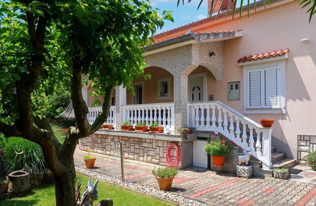 Cosy apartment for 6 people with WIFI, A/C, TV, patio, pets allowed and parking