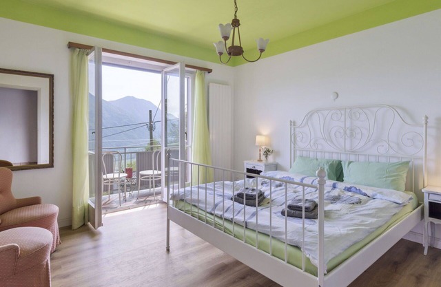 Cosy apartment for 8 guests with WIFI, patio, pets allowed and panoramic view