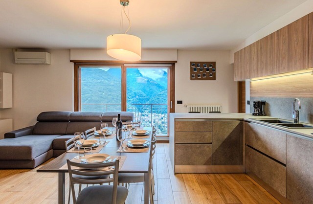 Cosy apartment for 6 guests with WIFI, A/C, TV, patio and pets allowed