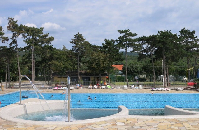 Cosy apartment in villa for 6 guests with pool, A/C, WIFI and TV
