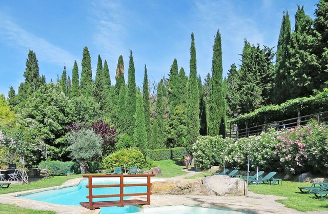 Cosy apartment in villa for 8 guests with pool, WIFI, TV, patio, pets allowed and parking