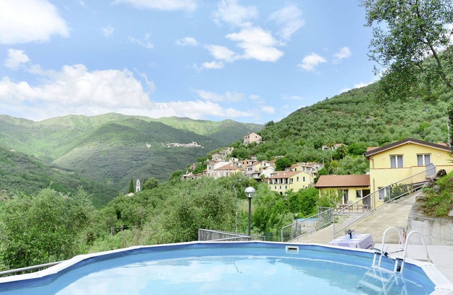 Cosy apartment for 6 people with pool, TV, terrace, pets allowed, panoramic view and parking