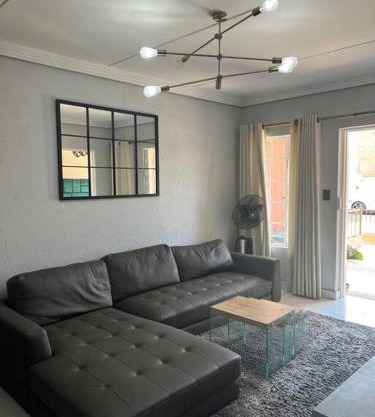 Cosy apt 10min to OR Tambo