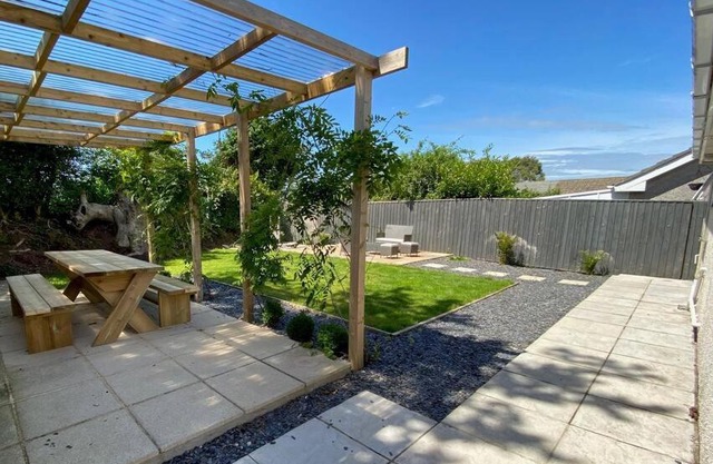 Cosy bungalow in countryside village near coast