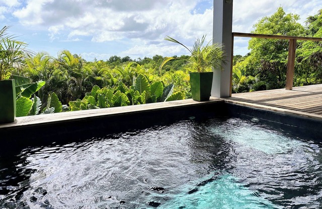 Cosy bungalow with modern comfort and serenity. Private pool and 1 bedroom