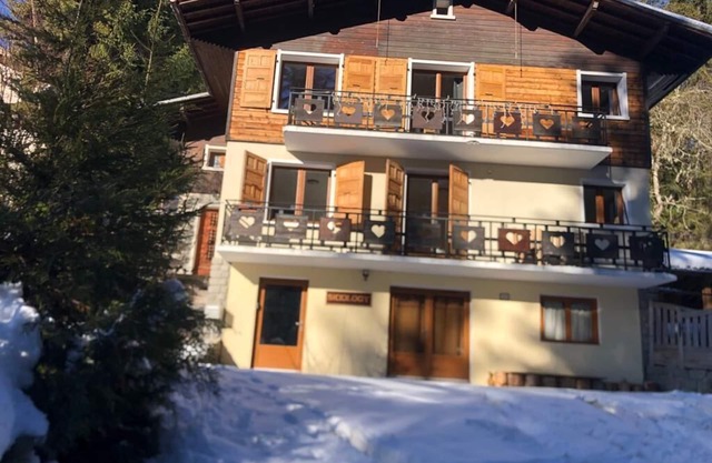 Cosy chalet, sleeps 12/14, 300m from ski slopes