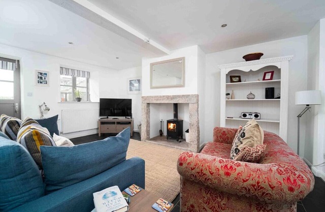Cosy character cottage near St Ives with Parking
