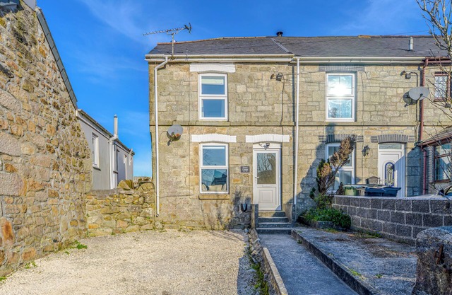 Cosy cottage, conveniently located in the heart of Cornwall, perfect family base