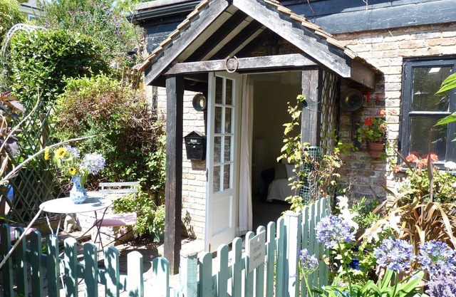 Cosy cottage hideaway for couples close to centre and beach with 1 bedroom