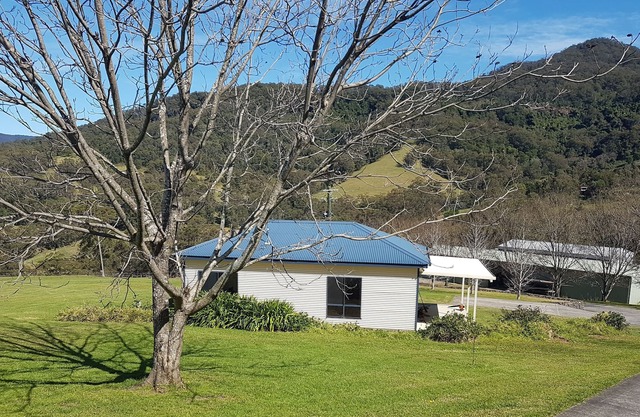 Cosy Cottage on Rainforest acreage with Waterfall